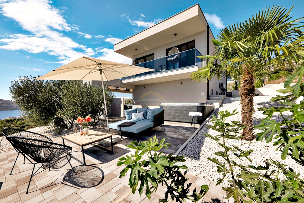 Villa esclusiva a Seget Gornji in un ambiente tranquillo e silenzioso con una splendida vista panoramica